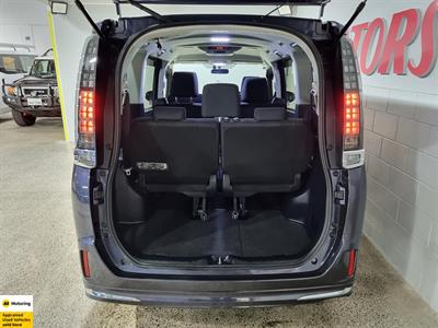 2014 Toyota Voxy - Thumbnail