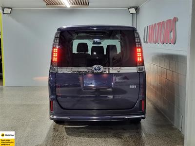 2014 Toyota Voxy - Thumbnail