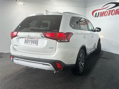 2020 Mitsubishi Outlander - Thumbnail