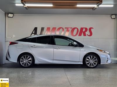 2019 Toyota Prius - Thumbnail