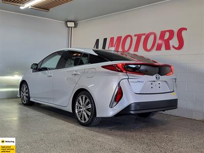2019 Toyota Prius - Thumbnail