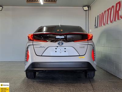 2019 Toyota Prius - Thumbnail