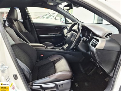 2017 Toyota C-HR - Thumbnail