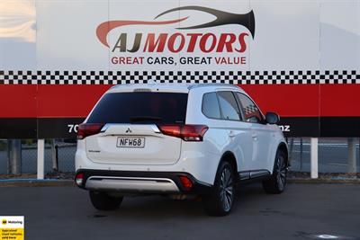 2021 Mitsubishi Outlander - Thumbnail