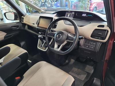 2017 Nissan Serena - Thumbnail