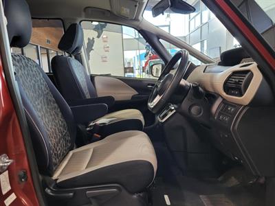 2017 Nissan Serena - Thumbnail