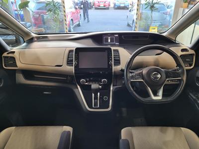 2017 Nissan Serena - Thumbnail
