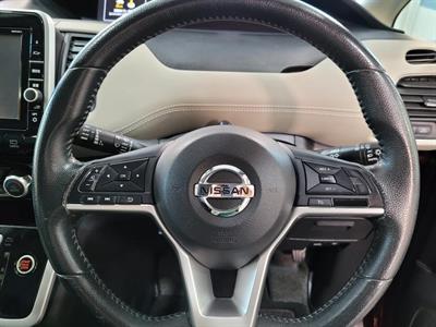 2017 Nissan Serena - Thumbnail