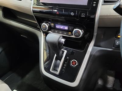 2017 Nissan Serena - Thumbnail