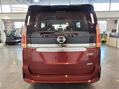 2017 Nissan Serena - Thumbnail