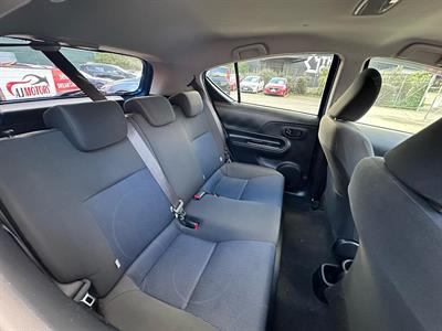 2015 Toyota Aqua - Thumbnail
