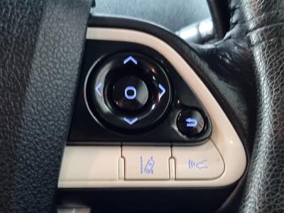 2016 Toyota Prius - Thumbnail