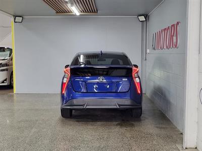 2016 Toyota Prius - Thumbnail