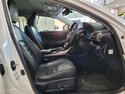 2014 Lexus IS 300h - Thumbnail