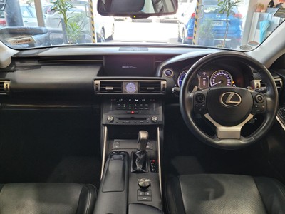 2014 Lexus IS 300h - Thumbnail