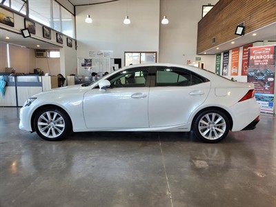 2014 Lexus IS 300h - Thumbnail