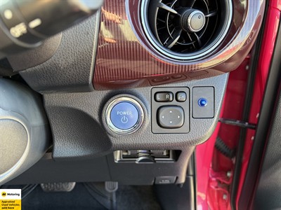 2017 Toyota Vitz - Thumbnail