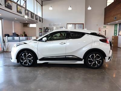 2017 Toyota C-HR - Thumbnail