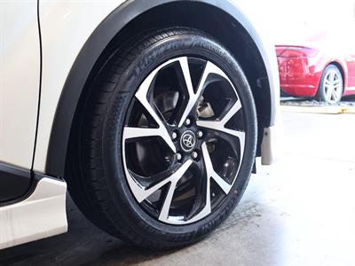 2017 Toyota C-HR - Thumbnail