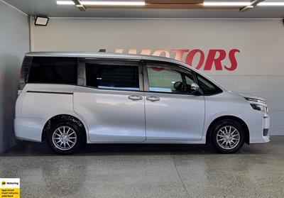 2014 Toyota Voxy - Thumbnail