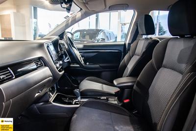 2020 Mitsubishi Outlander - Thumbnail