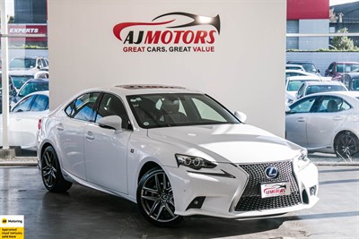 2013 Lexus IS 300h - Thumbnail