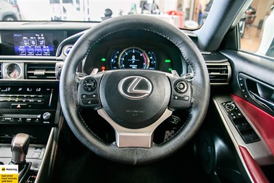 2013 Lexus IS 300h - Thumbnail