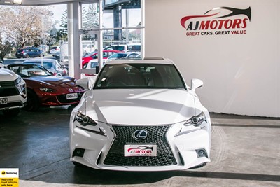 2013 Lexus IS 300h - Thumbnail