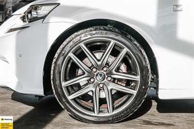 2013 Lexus IS 300h - Thumbnail