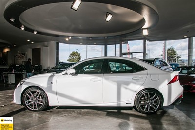 2013 Lexus IS 300h - Thumbnail