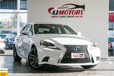 2013 Lexus IS 300h - Thumbnail