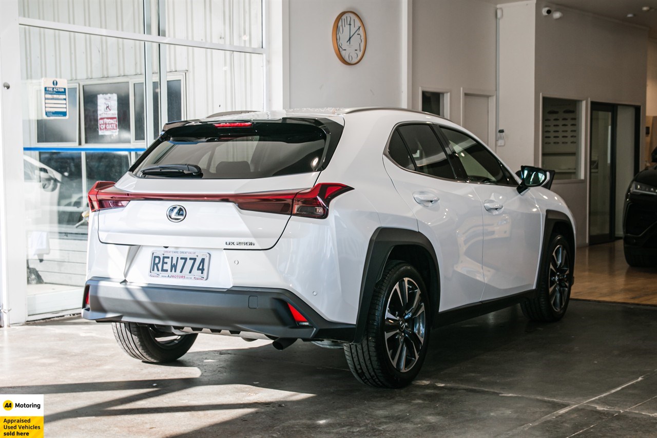 2023 Lexus UX 250h