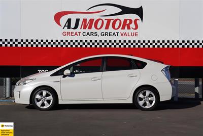 2014 Toyota Prius - Thumbnail