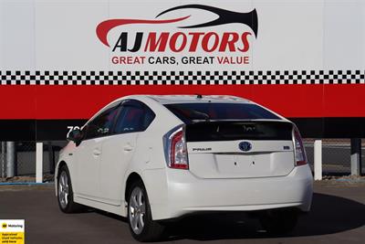 2014 Toyota Prius - Thumbnail