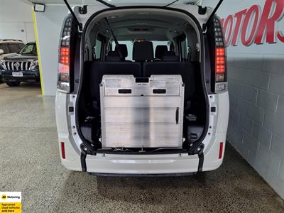 2016 Toyota Voxy - Thumbnail