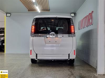 2016 Toyota Voxy - Thumbnail