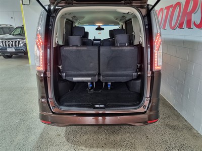 2015 Nissan Serena - Thumbnail