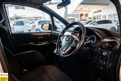 2014 Toyota Voxy - Thumbnail
