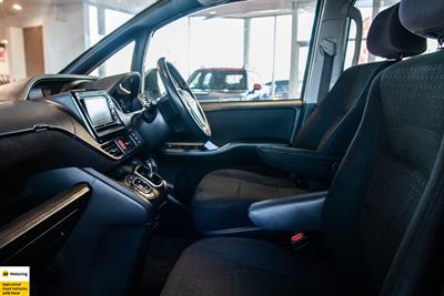 2014 Toyota Voxy - Thumbnail
