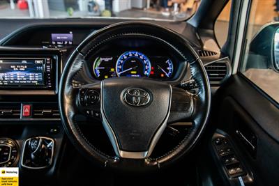 2014 Toyota Voxy - Thumbnail