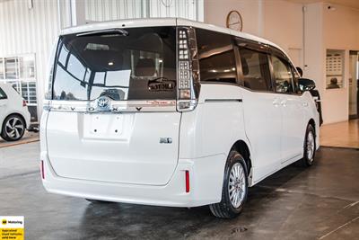 2014 Toyota Voxy - Thumbnail