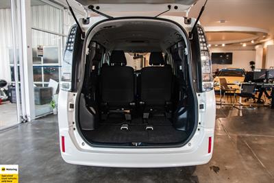 2014 Toyota Voxy - Thumbnail
