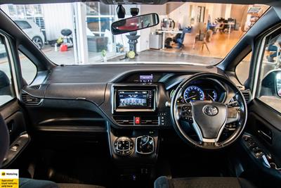 2014 Toyota Voxy - Thumbnail
