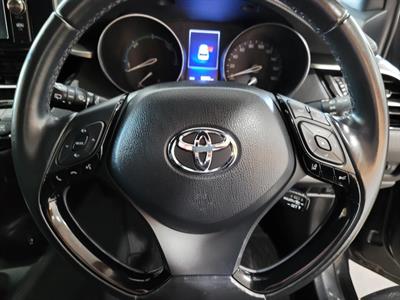 2017 Toyota C-HR - Thumbnail