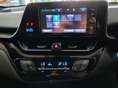 2017 Toyota C-HR - Thumbnail