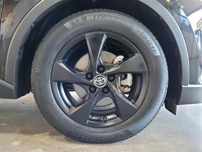 2017 Toyota C-HR - Thumbnail