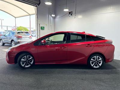 2015 Toyota Prius - Thumbnail