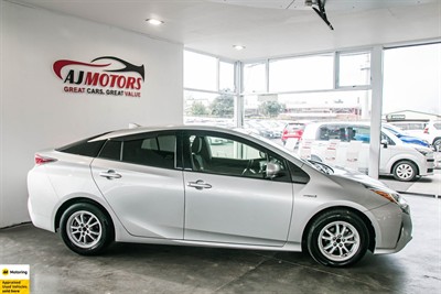 2017 Toyota Prius - Thumbnail