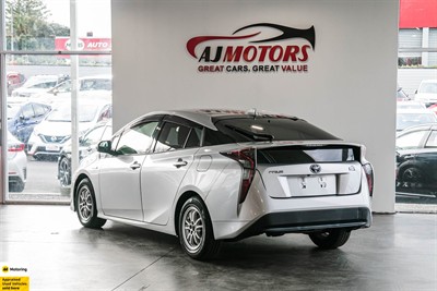 2017 Toyota Prius - Thumbnail