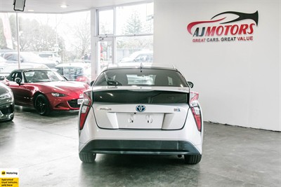 2017 Toyota Prius - Thumbnail